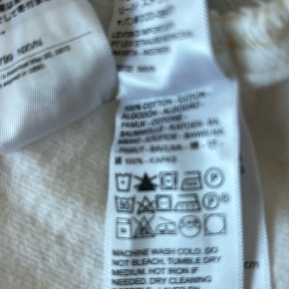 Levi’s white denim jacket, button front, 4 pockets , size M. NWT - Picture 4 of 5